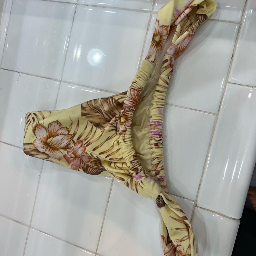 Rip Curl Bikini Bottom Size Small - Only Worn Once - image 3